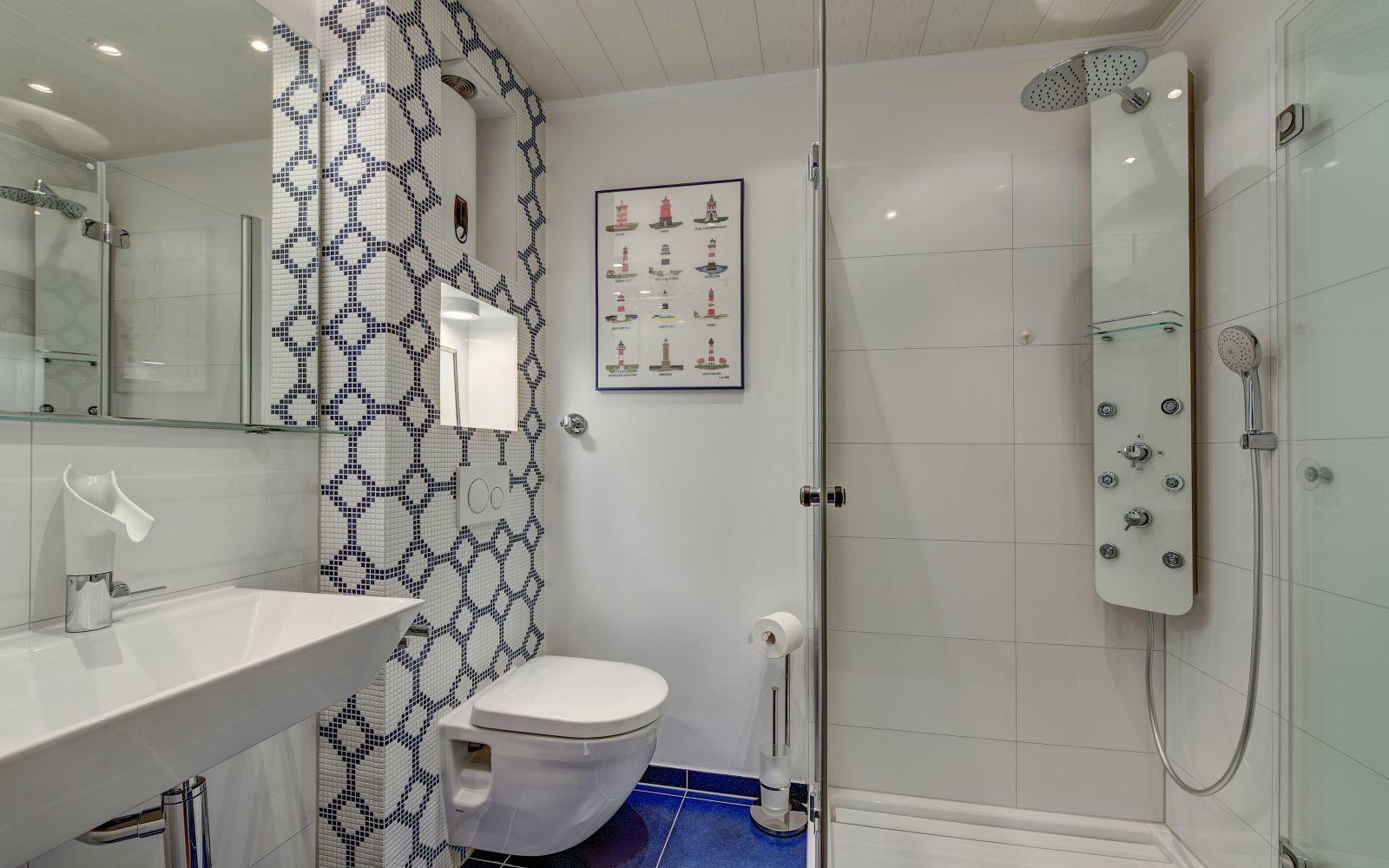 Duschbad in maritimen Farben mit Waschbecken und WC | Nessmann | Düsseldorf